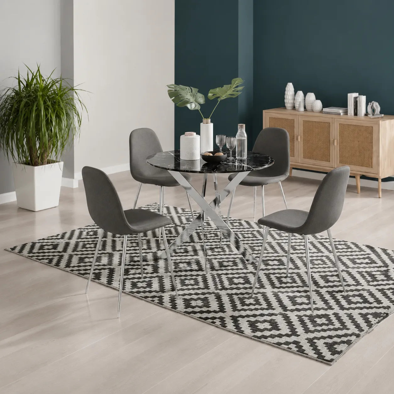 Table avec chaises avec argent pieds